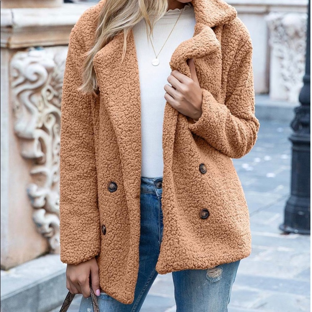 3 hr price drop!! Beautiful plush pea coat